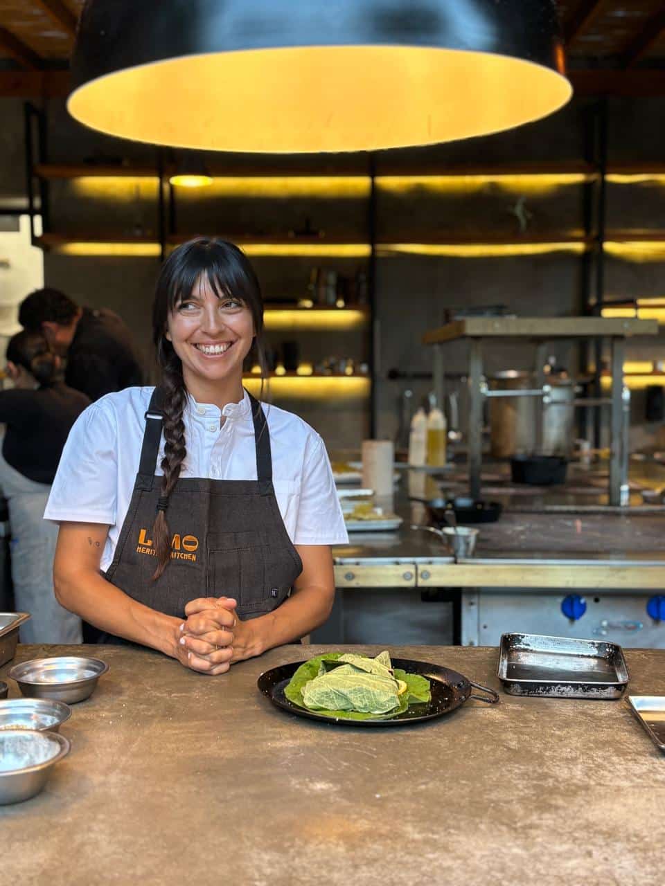 Una cocinera que nos invita a su mesa para encontrarnos y divertirnos.